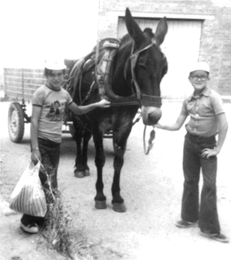 Fidel y SebastiÃ¡n junto a un carro. Cella.