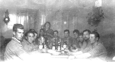Grupo de trabajadores en Francia. AÃ±o 1961.