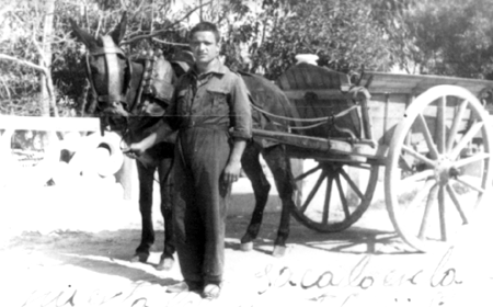 JoaquÃ­n Yuste junto a un carro. Cella.