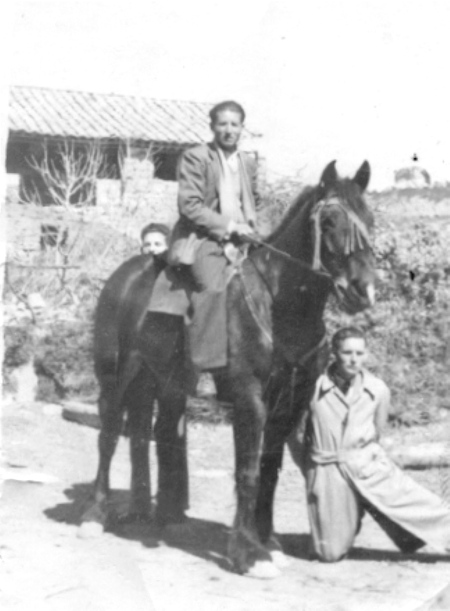 JosÃ© y LÃ¡zaro con un caballo. Cella.