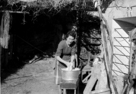 Librada lavando ropa. Cella.