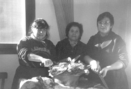 Nati, Mariana y Mari Carmen en la matanza. Cella.
