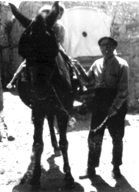 Miguel JÃ¡tiva junto a un burro. Cella.