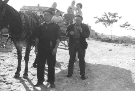 Miguel, Luis y otros en un carro. Cella.