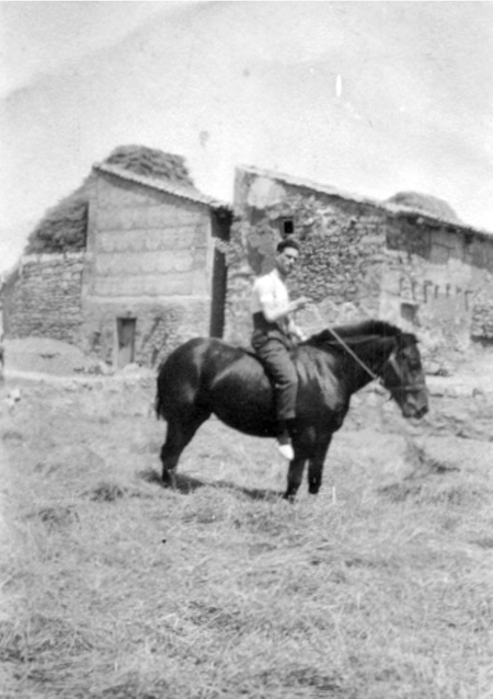 Pedro GÃ³mez Asensio sobre un caballo. Cella.