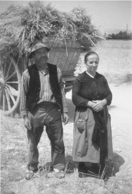 Pedro y Amalia trabajando en el campo. Cella.