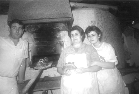 Rosas y Eloy haciendo pan. Cella.