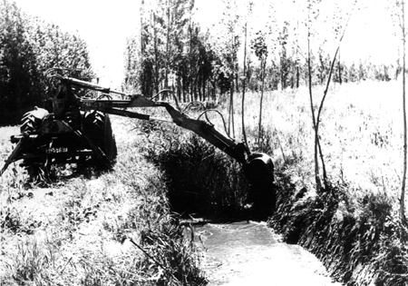 Limpiando la acequia. Cella.