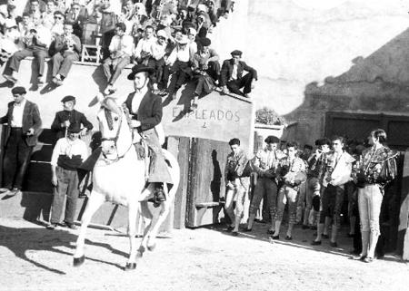 Toreros entrando en la plaza de toros. Cella