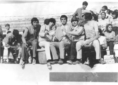 JÃ³venes en la plaza de toros en fiestas. Cella