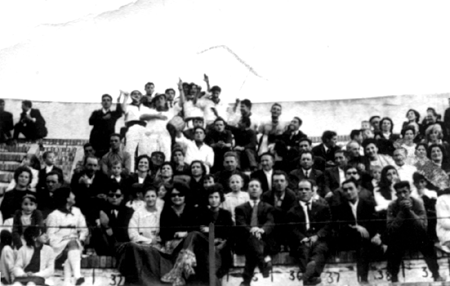 Observando la corrida de toros. Cella