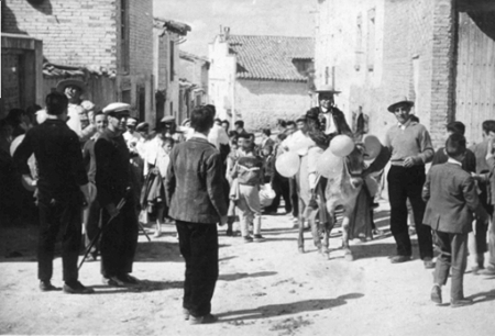 Hacia la plaza de toros. Cella
