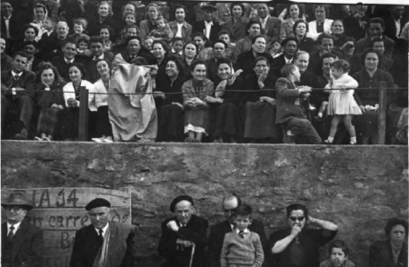 Personas en el tendido de la plaza de toros. Cella