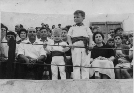 Grupo en el tendido en la plaza. Cella