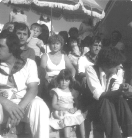 Grupo en fiestas en la plaza de toros. Cella