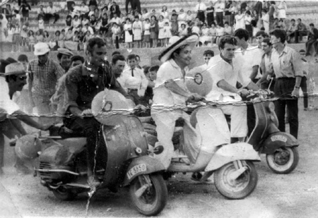 JosÃ©, Ceferino y Miguel con las motos en la plaza de toros. Cella