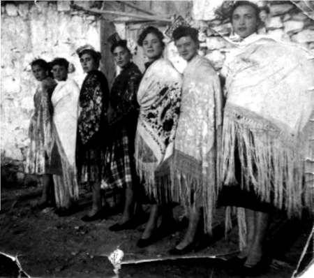 MarÃ­a y amigas vestidas de manolas. Cella