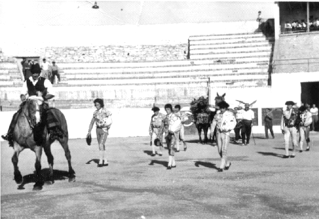 Maximino pidiendo la llave en la plaza de toros. Cella