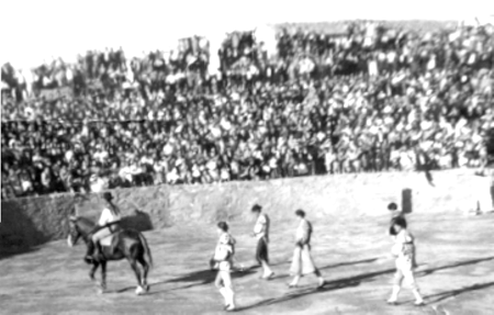 Maximino pidiendo la llave en la plaza de toros. Cella