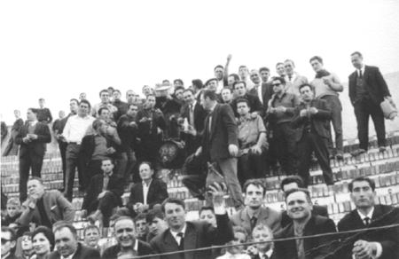 Grupo en la plaza de toros en fiestas. Cella