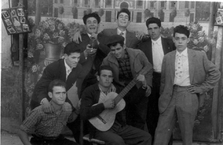 Amigos en la plaza en fiestas. Cella