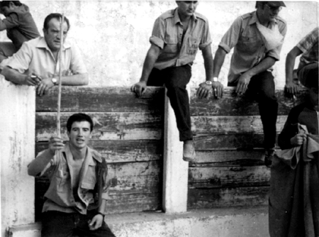 JÃ³venes en la plaza de toros. Cella
