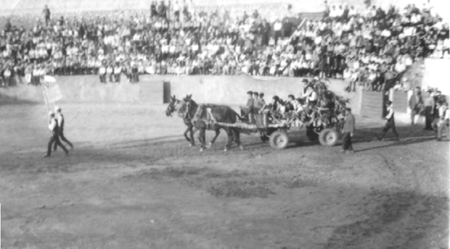 Desfile de carrozas en la plaza de toros. Cella