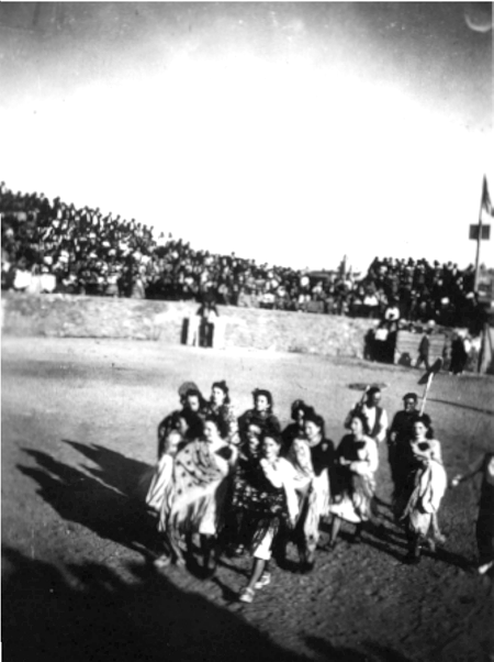 Muchachas en la plaza de toros en las fiestas del Pilar. Cella