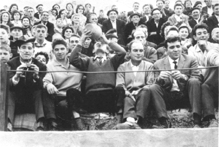 Bebiendo en botijo. Cella