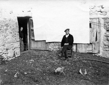 Abuelos en corral delantede lienzo.Blancas