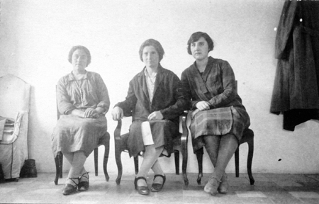 Tres mujeres sentadas. Blancas.