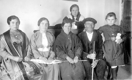 Grupo familiar sentado.Blancas