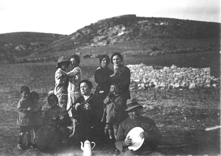 Grupo merendando en el campo.Blancas