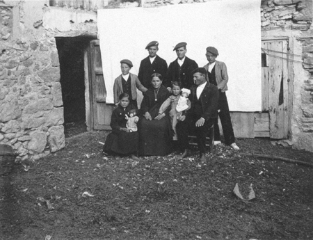 Familia delante de lienzo.Blancas