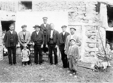 Retrato de grupo con un lienzo de fondo. Blancas.