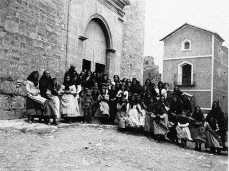 A la salida de misa. Blancas