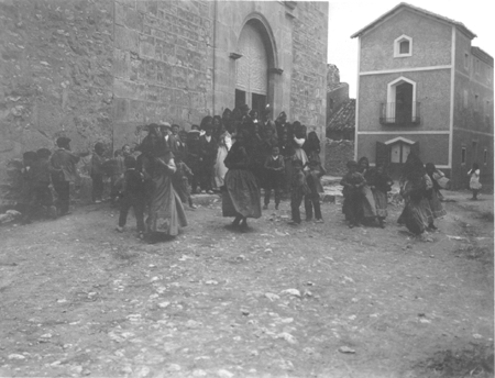 Saliendo de la iglesia. Blancas