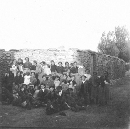 Mujeres y niÃ±os en los huertos.  Blancas
