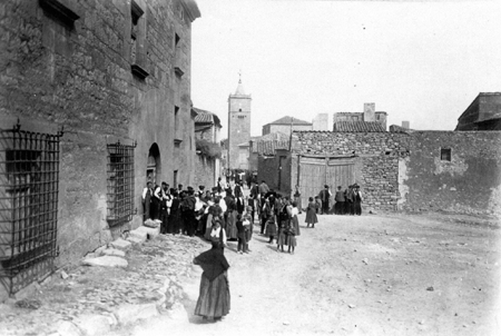Corros ante la Casa Grande. Blancas.