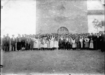 Grupo en la ermita. Blancas