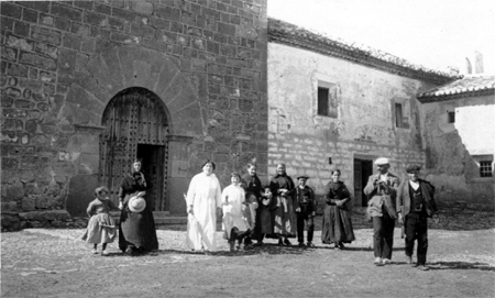 Dulzaineros en la puerta de la ermita. Blancas
