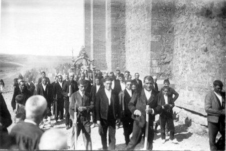 ProcesiÃ³n alrededor de la ermita. Blancas.