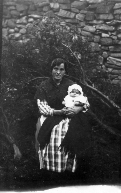 Madre con su hijo en el regazo . BurbÃ¡guena