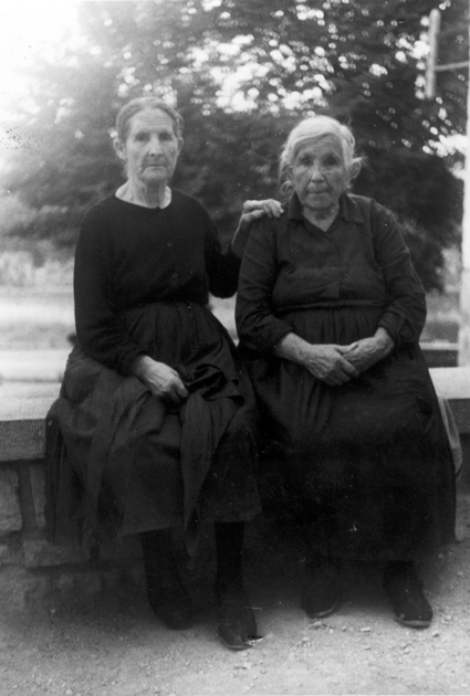 Hermanas en la puerta de la iglesia. BurbÃ¡guena