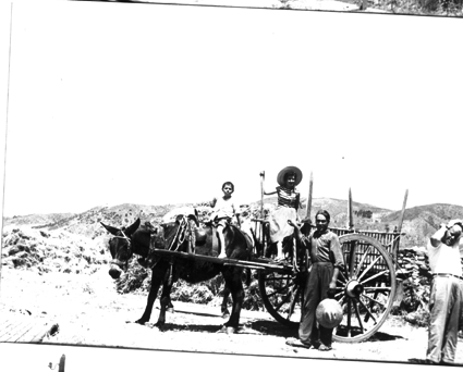 Familia sobre carro. BurbÃ¡guena