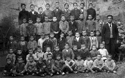 Grupo de niÃ±os de la escuela. BurbÃ¡guena