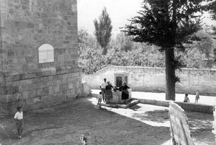 Recogiendo agua de la fuente. BurbÃ¡guena