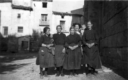 Vecinas en la puerta de la iglesia. BurbÃ¡guena