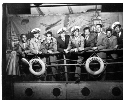 Grupo delante de un lienzo naval. BurbÃ¡guena