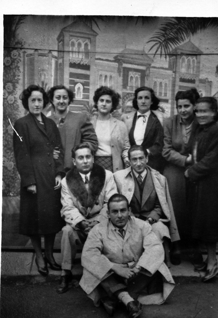 Grupo delante de lienzo. BurbÃ¡guena